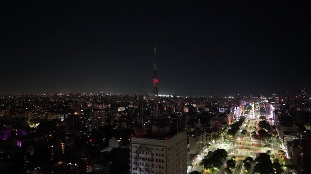 Antena urbana en la Avenida 9 de Julio de noche en Buenos Aires, ciudad nocturna, tecnolog&iacute;a, telecomunicaciones