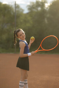 M&auml;dchen, 11, im Tennisoutfit am Tennisplatz