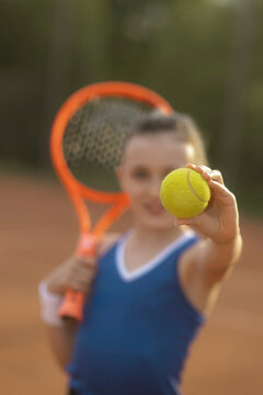 M&auml;dchen, 11, im Tennisoutfit am Tennisplatz