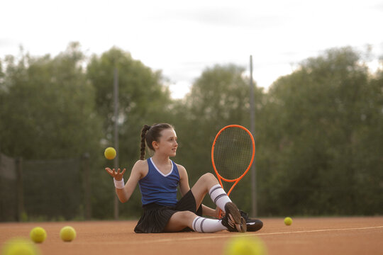 M&auml;dchen, 11, im Tennisoutfit am Tennisplatz