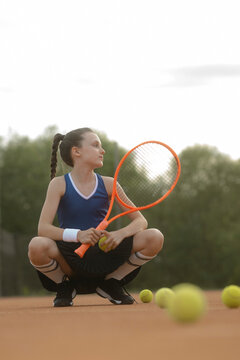 M&auml;dchen, 11, im Tennisoutfit am Tennisplatz