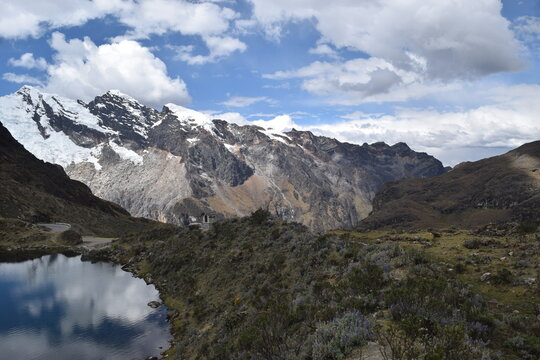 Huascar&aacute;n (ou Nevado Huascar&aacute;n) &eacute; a montanha mais alta do Peru e de toda a zona tropical do mundo, al&eacute;m de ser o quinto ponto mais alto da Am&eacute;rica do Sul.Aqui est&atilde;o os principais fatos e curiosidades 