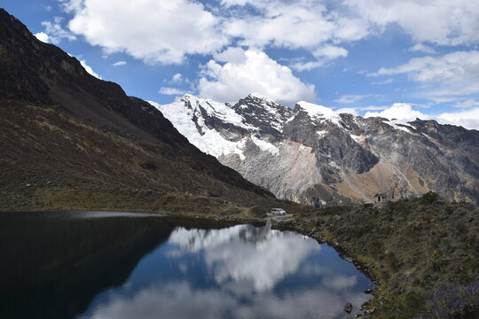 Huascar&aacute;n (ou Nevado Huascar&aacute;n) &eacute; a montanha mais alta do Peru e de toda a zona tropical do mundo, al&eacute;m de ser o quinto ponto mais alto da Am&eacute;rica do Sul.Aqui est&atilde;o os principais fatos e curiosidades 