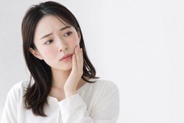 Obraz premium 頬の赤みを気にする敏感肌の女性