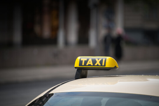 Schild an einem Taxi an einem Taxistand in der Innenstadt von Berlin 