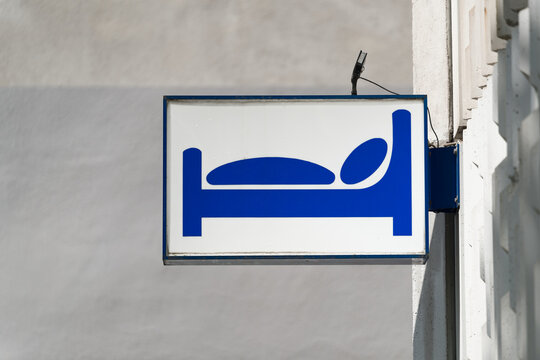 Schild, Leuchtreklame als Hinweis f&uuml;r eine &Uuml;bernachtungsm&ouml;glichkeit in der Innenstadt von Berlin