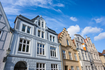 Fototapeta premium Historische Stadthäuser mit dekorativen Giebeln in Wismar