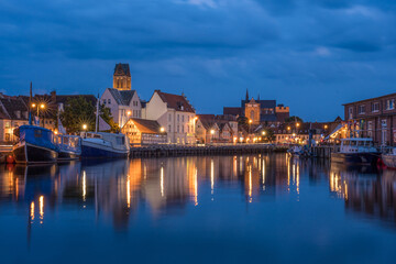 Fototapeta premium Alter Hafen und die Altstadt von Wismar zur Blauen Stunde am Abend