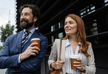 Obraz premium Business people enjoy coffee break in city setting