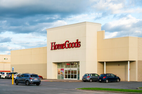New Hartford, NY - May 28, 2026: Exterior of the HomeGoods retail store, part of TJX Companies, a Fortune 500 off‑price retail group, with HomeGoods founded in 1992 