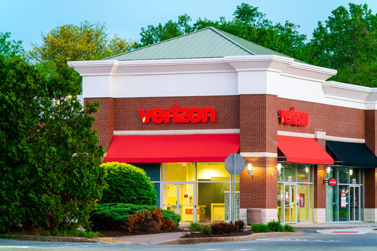 New Hartford, NY - May 26, 2026: Exterior of the Verizon retail store, part of Verizon Communications Inc., a Fortune 500 telecommunications company 