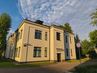 Obraz premium Old style building in the city park under blue sky in different angles