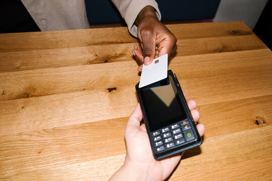 Customer making contactless payment with credit card reader