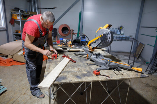 Carpenter prepares milling machine