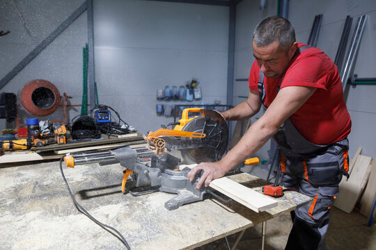 Man cuts boards on a circular saw
