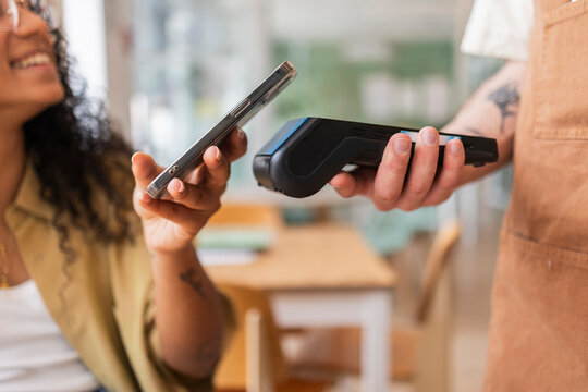 Customer making contactless payment using smartphone terminal