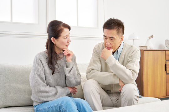 悩むシニアの夫婦　リビング