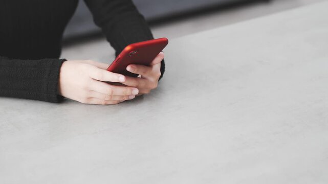 部屋でスマホを使う女性