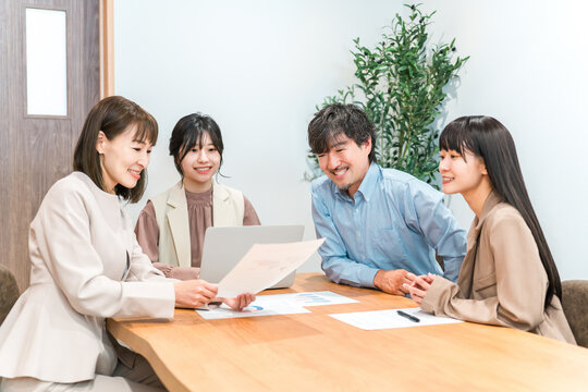 オフィスで会議,ミーティング,打ち合わせで資料,書類を見るビジネスマン,男女