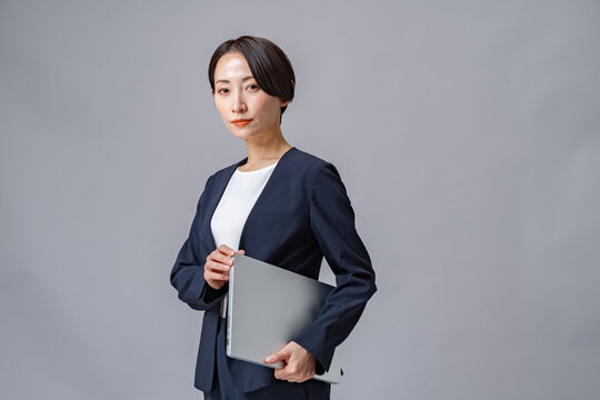 パソコンを持つ女性