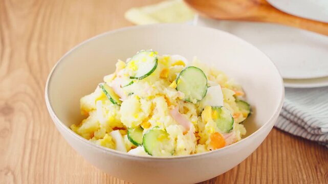 ポテトサラダ きゅうり・ハム・ゆで卵入りの家庭料理