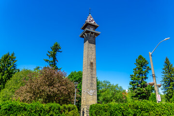 Fototapeta premium Shakespearean Gardens Tower in Stratford, Ontario, a distinctive 1930s landmark within the renowned gardens celebrating Shakespearean heritage and theatrical culture.