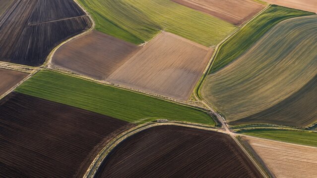 Paysage agricole vu du ciel avec parcelles color&eacute;es et routes rurales