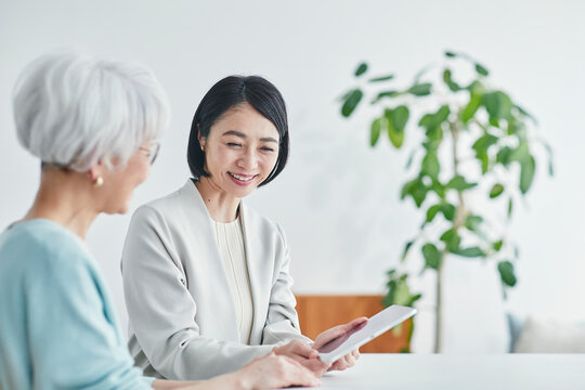 スーツを着たビジネスウーマンとシニア女性