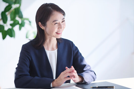 接客をする女性