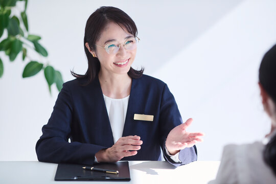 接客をする女性