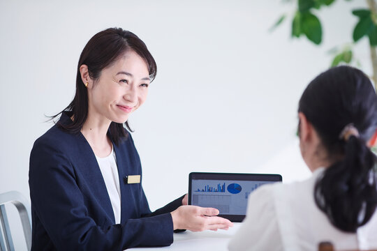 タブレット端末を使い接客をする女性