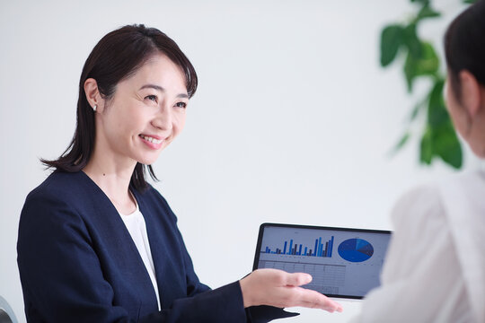 タブレット端末を使い接客をする女性