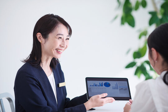 接客をする女性