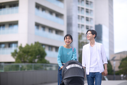 ベビーカーを押しながら歩く夫婦