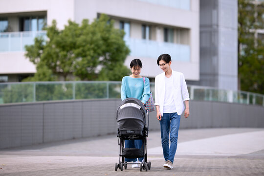ベビーカーを押しながら歩く夫婦