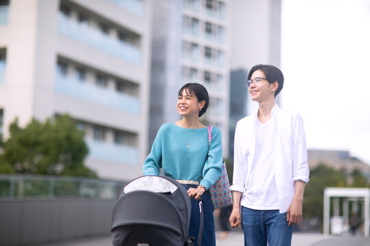 ベビーカーを押しながら歩く夫婦