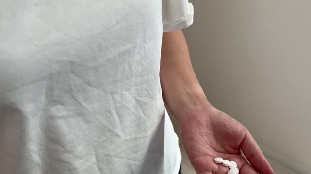 薬を手に出す女性