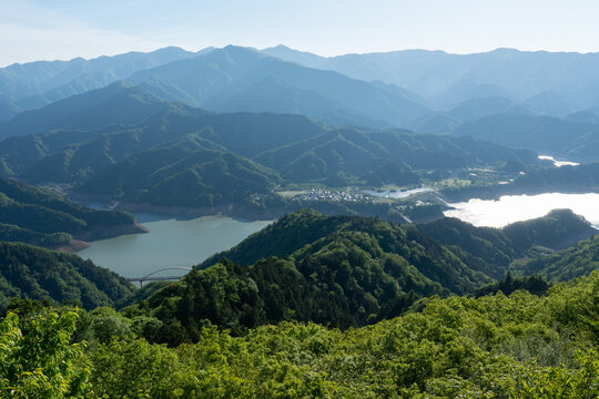 高取山展望台から見た宮ヶ瀬湖と丹沢山地の山々