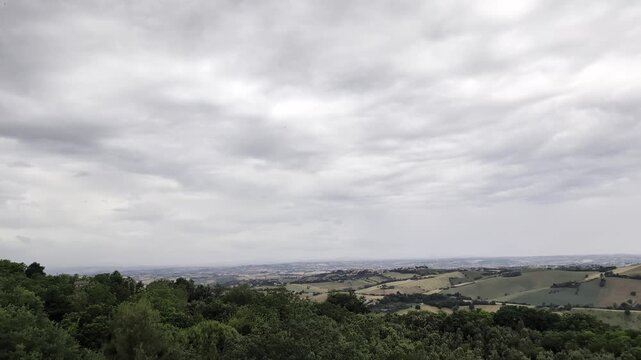 Panorama da Offagna con colline marchigiane, distese verdi e atmosfera naturale rilassante, ideale per contenuti dedicati ai paesaggi dell&rsquo;Italia centrale