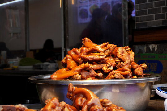 The legendary braised 'Zhuangyuan' Pig&rsquo;s Trotters, packed with rich flavor at Qingyan Ancient Town market. (Scholar Pig&rsquo;s Trotters)