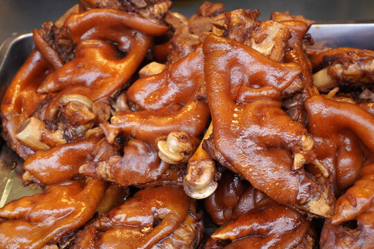 The legendary braised 'Zhuangyuan' Pig&rsquo;s Trotters, packed with rich flavor at Qingyan Ancient Town market. (Scholar Pig&rsquo;s Trotters)