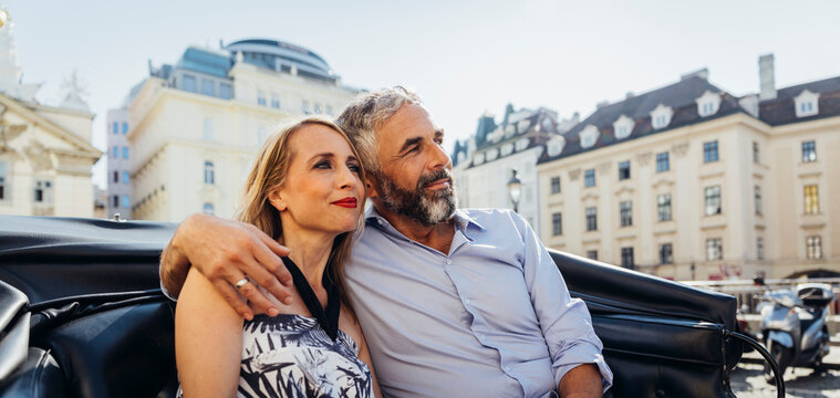 Austria, Vienna, couple in love on sightseeing tour in a fiaker