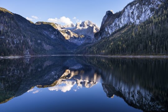 The Vordere Gosausee lake in autumn with a view of the Dachstein mountain range. The Gosaukamm on the right. Blue sky, good weather. Reflection. Vorderer Gosausee, Gosau, Gosau valley, Salzkammergut, Upper Austria, Austria