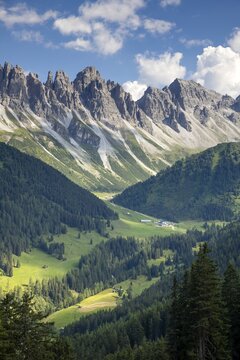 The Kalkk&ouml;gel, in front of it the Kemater Alm, Stubai Alps, Tyrol, Austria
