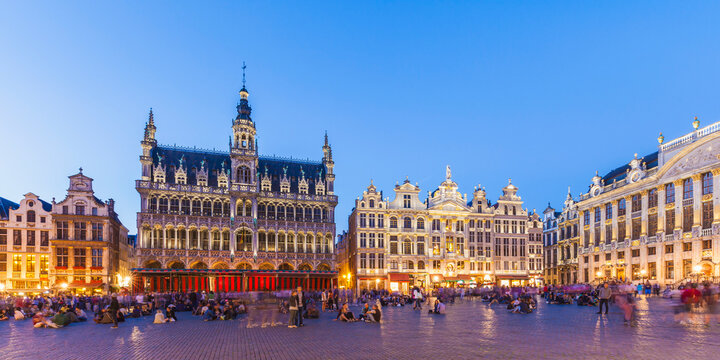 Belgium, Brussels, Grand Place, Grote Markt, Maison du Roi in the evening