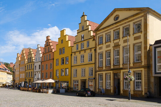 Germany, Lower Saxony, Osnabruck, Row of historic townhouses along market square
