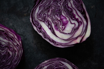 Obraz premium Vibrant sliced purple cabbage texture.