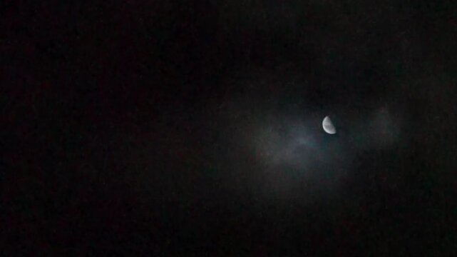 幻想的で不気味な月夜と流れる雲