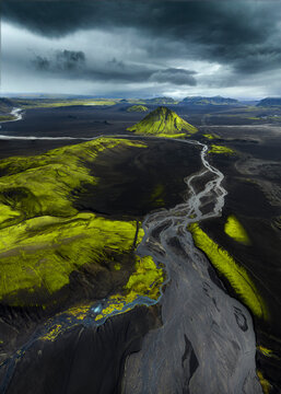 Vue a&eacute;rienne du volcan M&aelig;lifell sous un ciel d'orage en Islande