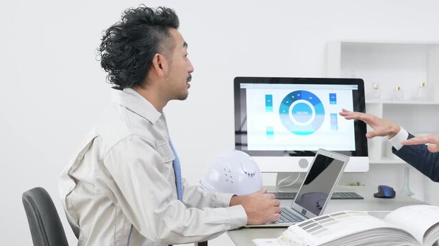 オフィスで会議するビジネスパーソンと作業員のグループ